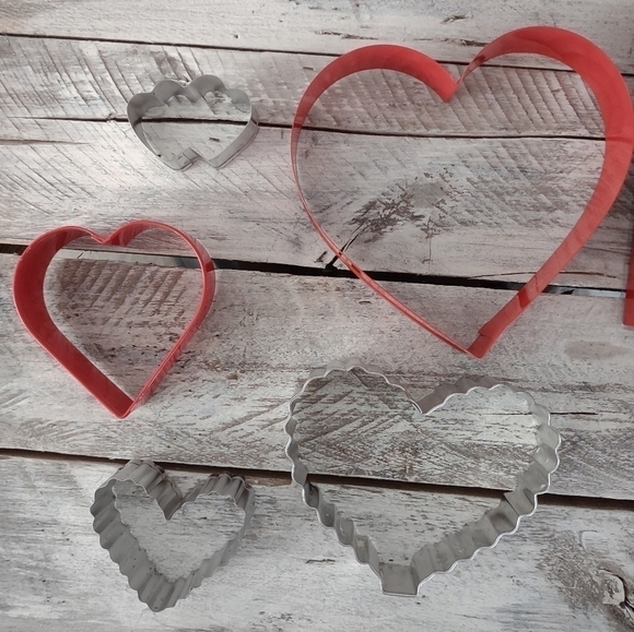wilton 6 piece Valentine Heart Cookie Cutter Set - Picture 3 of 5